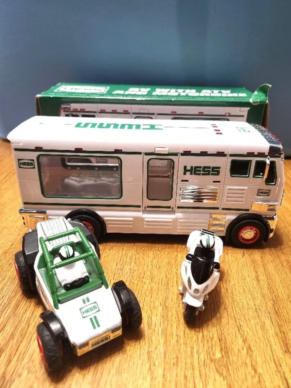 Hess 2018 RV with ATV & Motorbike Motorcycle race car lights sirens Collectible